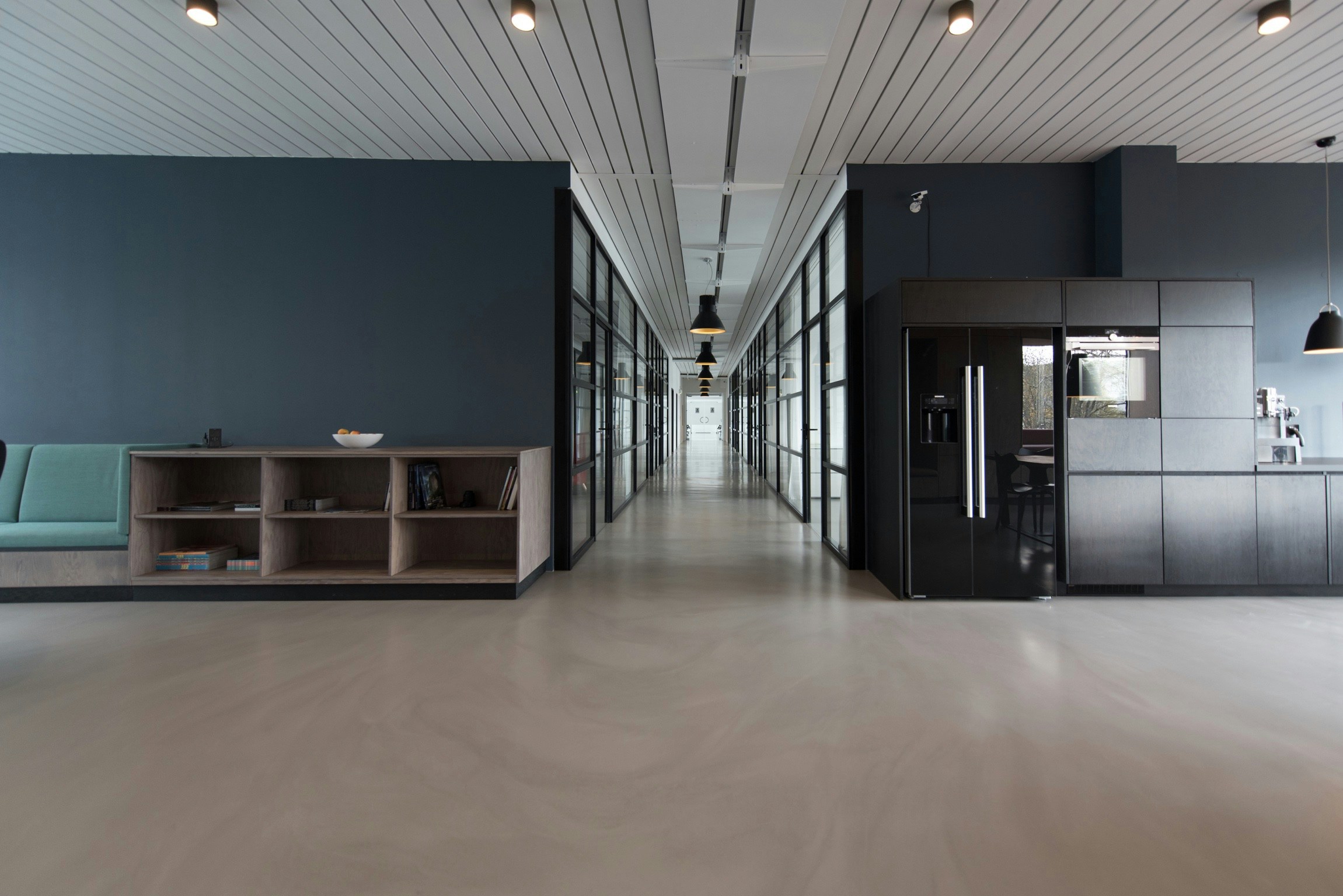 Hintergrundbild für Footer (Architekturfotografie von schwarzem und braunem Flur)